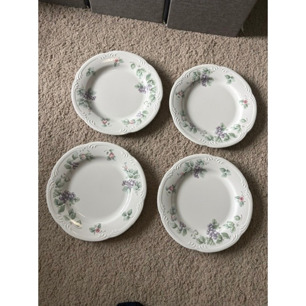 Set of 4 Pfaltzgraff Grapevine Dinner Plates 10 1/2" Purple Grapes USA Vintage